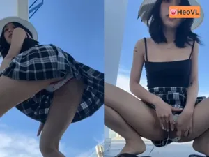 Người tình dâm đi đi chơi nhưng cũng không quên quay clip show hàng cho fans xem