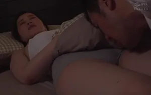 3 ngày ông chồng đi công chuyện, bà xã ở nhà nữa đêm bị bố người chồng mò vào phòng