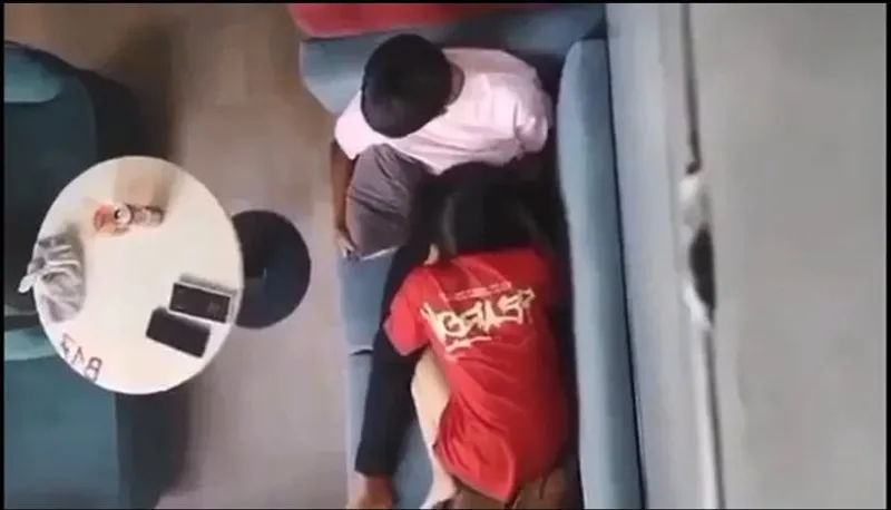 Quay lén bạn gái liếm bú cho con ghệ nơi công cộng