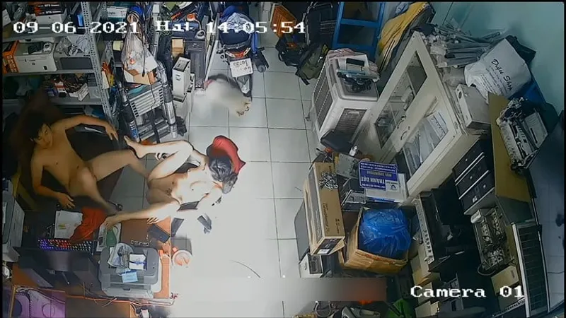 Vợ anh xã chịch nhau trong của buồi máy tính