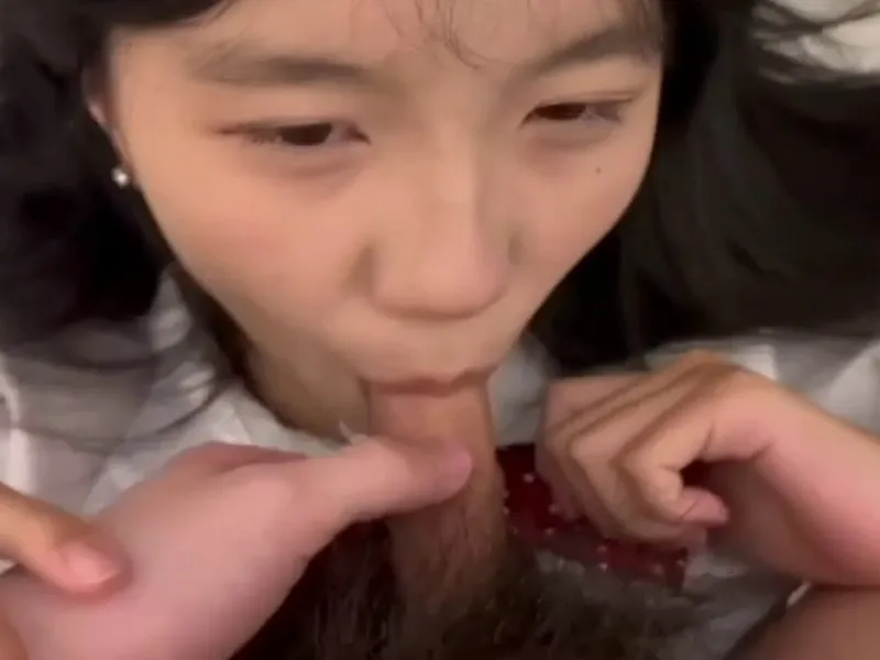 Em loli dễ thương liếm cục thịt biến em thành con đào nứng p2